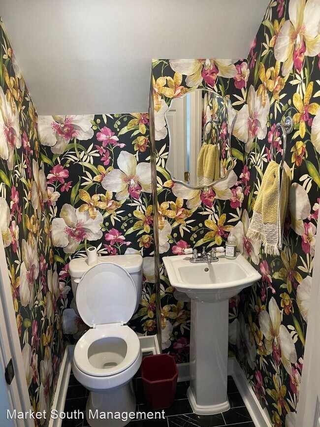 Building Photo - GORGEOUS UNIT NEAR STARLAND/SCAD