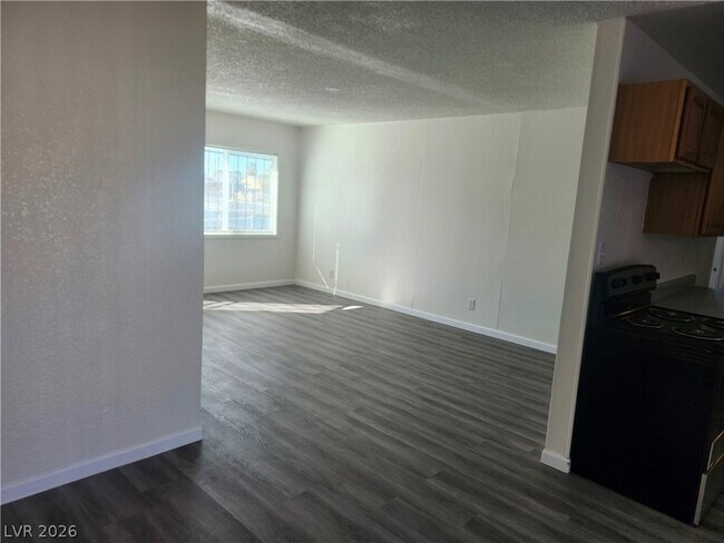 Building Photo - 2700 E Basswood Ave
