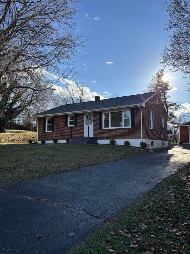 Building Photo - 5819 Dogwood Ave