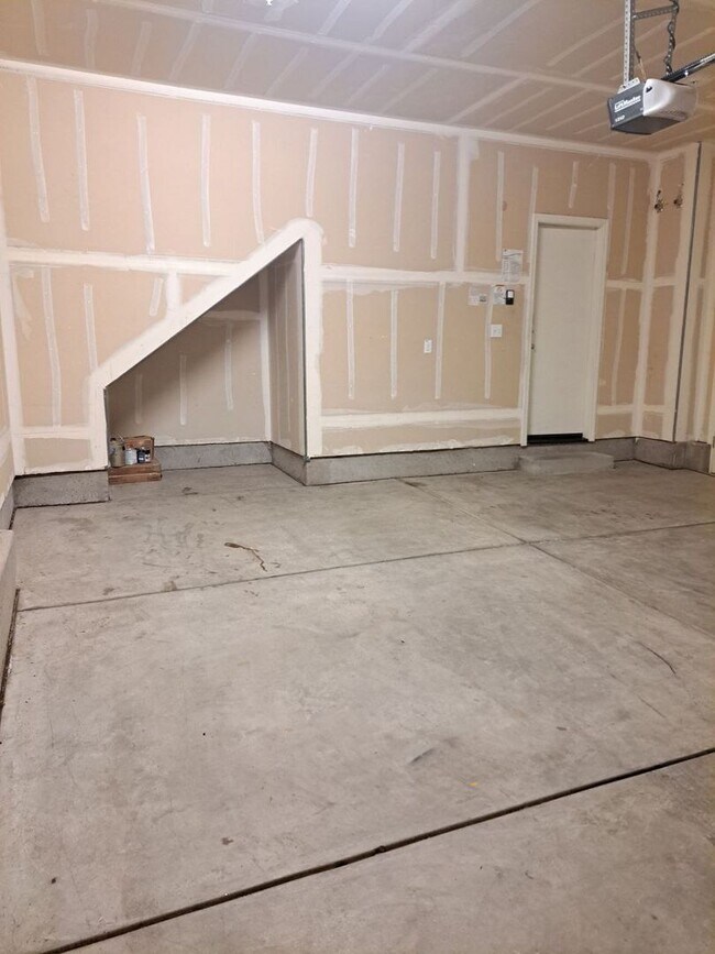 Building Photo - 1504 N Vanguard Way
