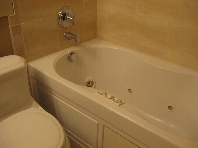 Building Photo - 111 E Chestnut St