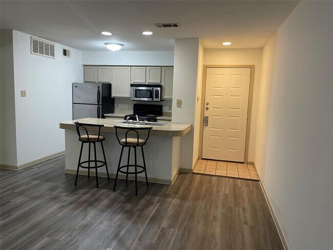 Building Photo - 8888 Tallwood Dr