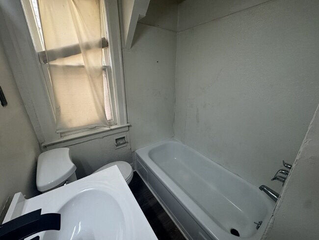 Building Photo - Completely Renovated & Move-In Ready!