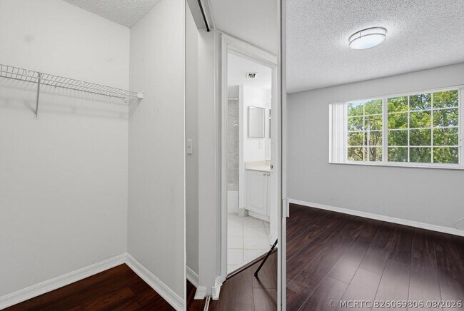 Building Photo - 400 Crestwood Ct N