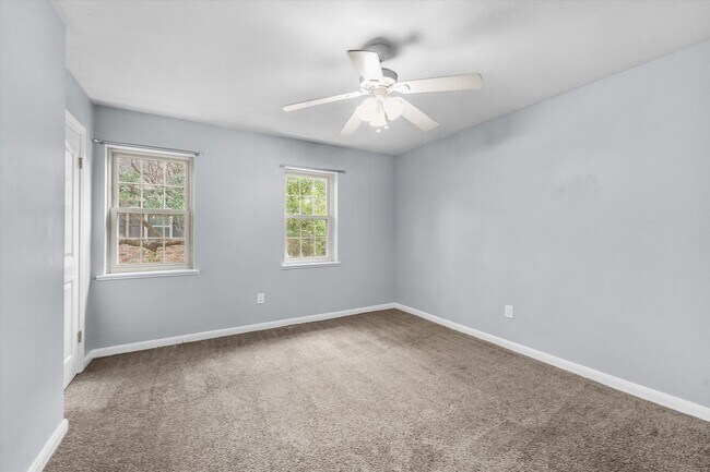 Building Photo - Bright & Updated 2-Bedroom Townhouse in Qu...