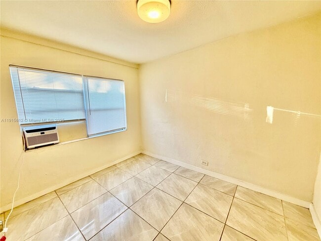 Building Photo - 2571 NW 13th Ct