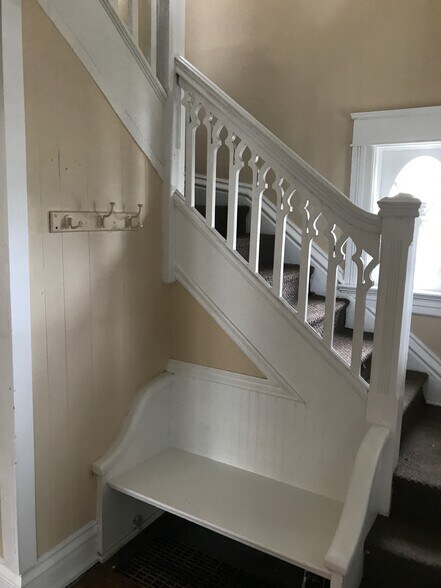 Building Photo - 114 W Taber St