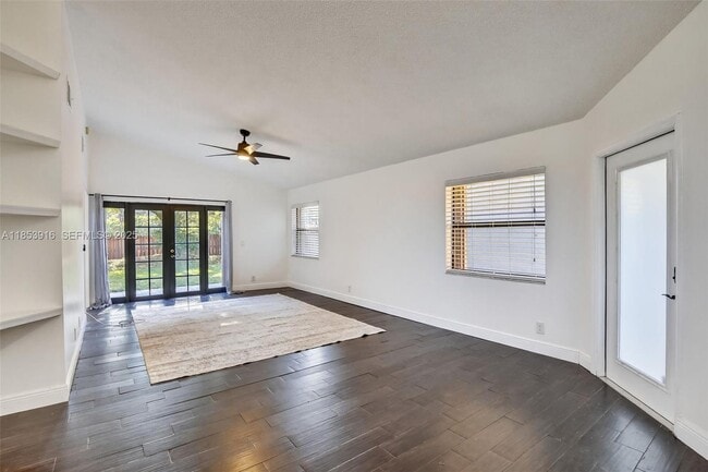 Building Photo - 581 Lakeside Cir