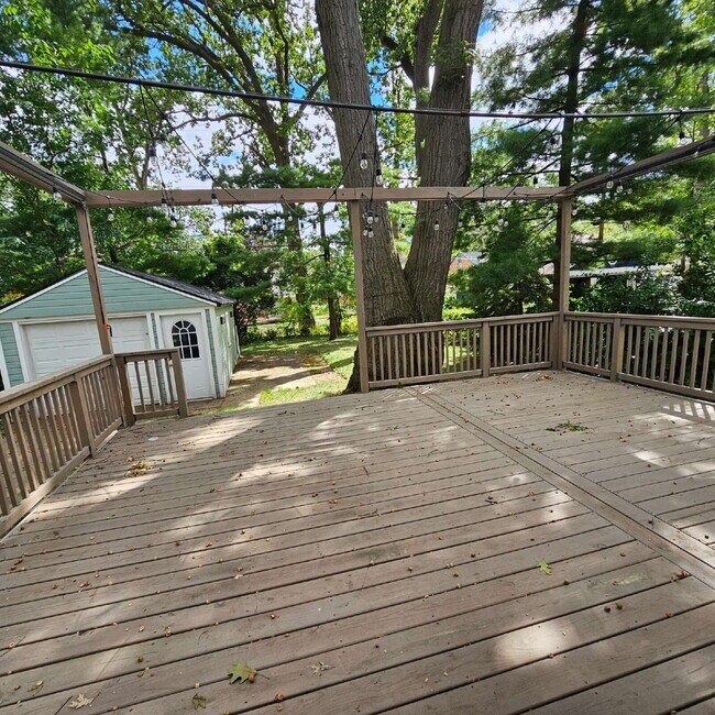 Building Photo - 3 Bedroom Bungalow w/ Hardwood Floors Clos...