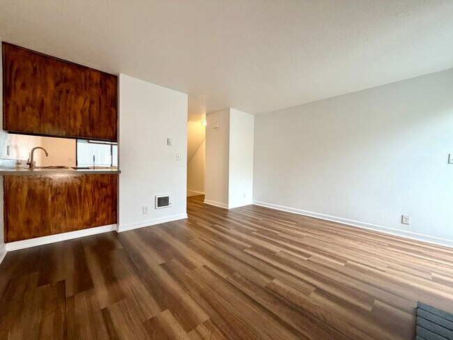 Building Photo - **$1000 DEPOSIT + FREE FIRST MONTH'S RENT** Updated Townhouse in the Heart of Garden Home~ New LV...