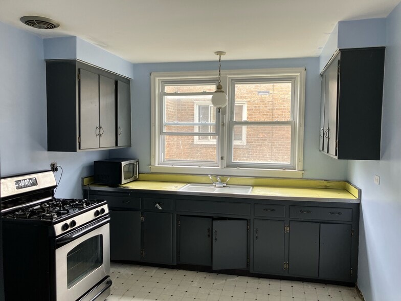 Building Photo - 2636 W Balmoral Ave