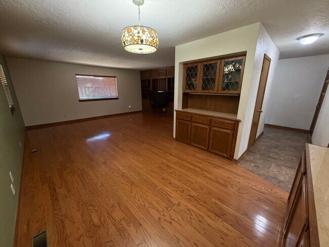 Building Photo - 2517 Chateau Dr