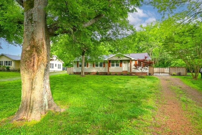 Building Photo - 1143 Bayview Dr