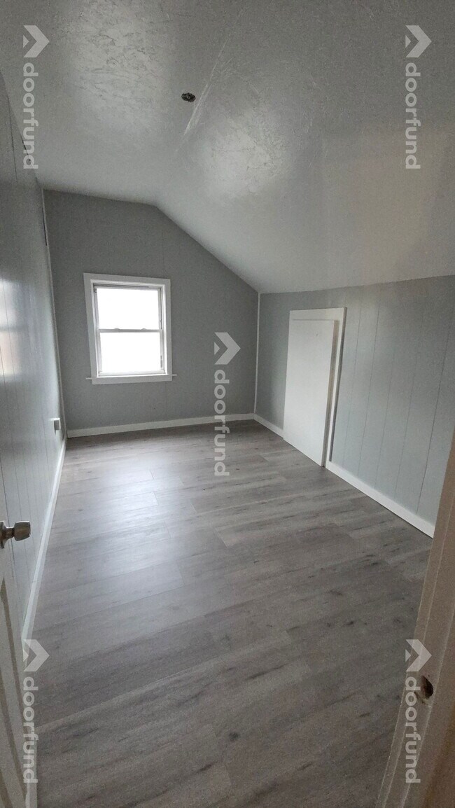 Building Photo - 418 River St