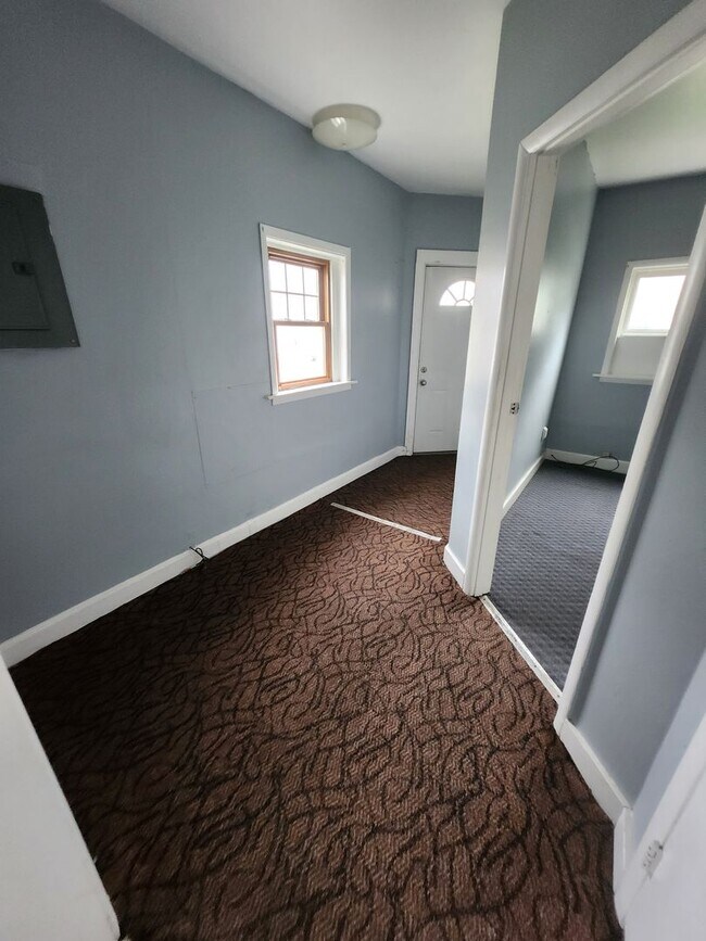 Building Photo - Lower 2 bedroom unit