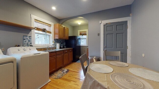 Building Photo - 12 Bentham Rd