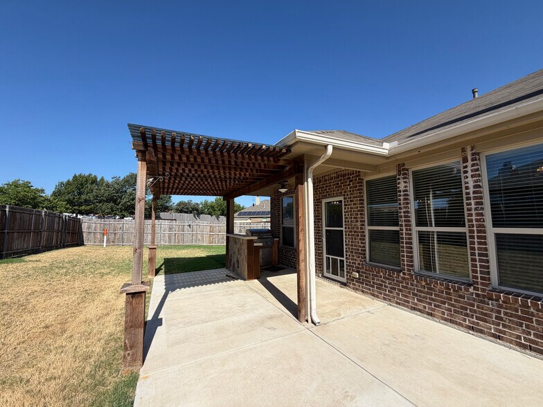 Building Photo - Room in House on Zanna Grace Way