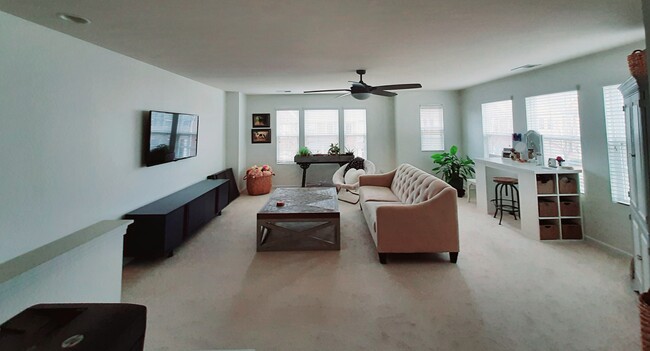 Building Photo - 8234 Viewpoint Lane