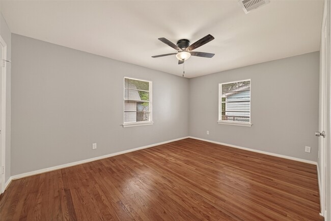 Building Photo - 226 W 4th St