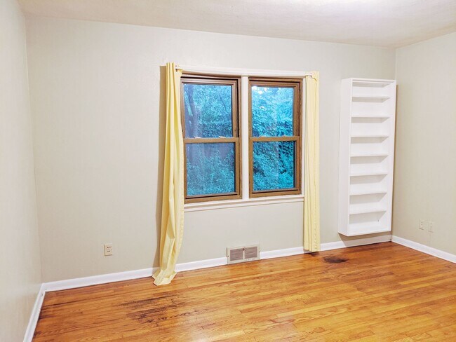 Building Photo - 214 S Hillsdale Ct