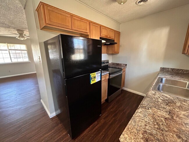 Building Photo - HALF OFF MOVE IN RENT! Cute 3 Bed 1.5 Bath Home ready NOW!