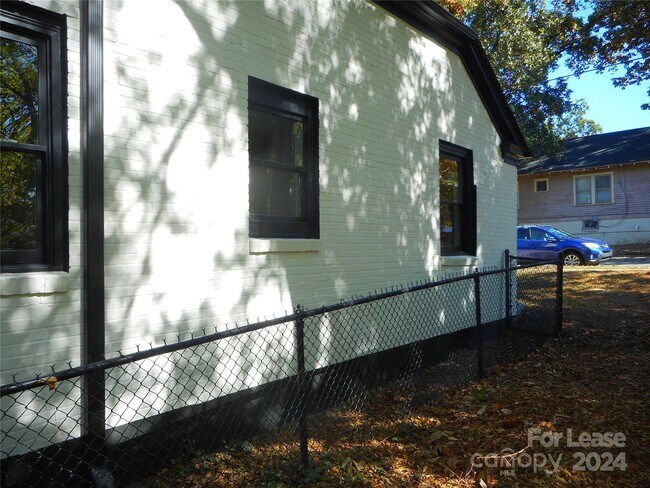 Building Photo - 236 S Sycamore St