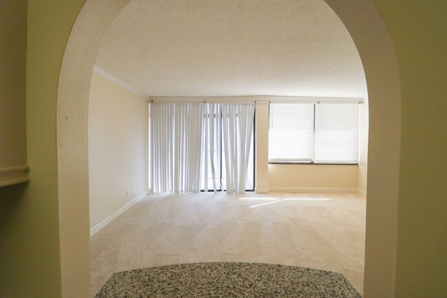 Building Photo - All Bills Paid: 1 Bedroom Condo in Downtow...