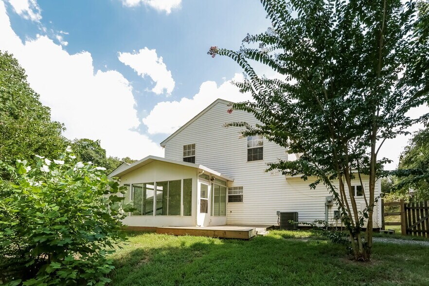 Building Photo - 10404 Wilson Glen Dr