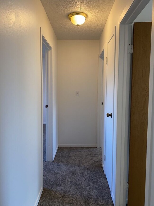 Building Photo - Start a Lease by 12/1 and Receive a $500 R...