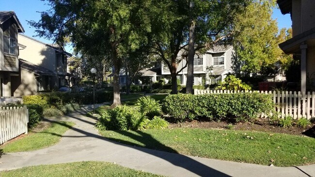 Building Photo - Townhouse 2 bedrooms, 2 1/2 baths, 2 car g...