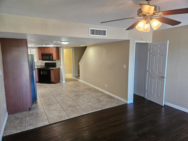 Building Photo - 885 N Granite Reef Rd