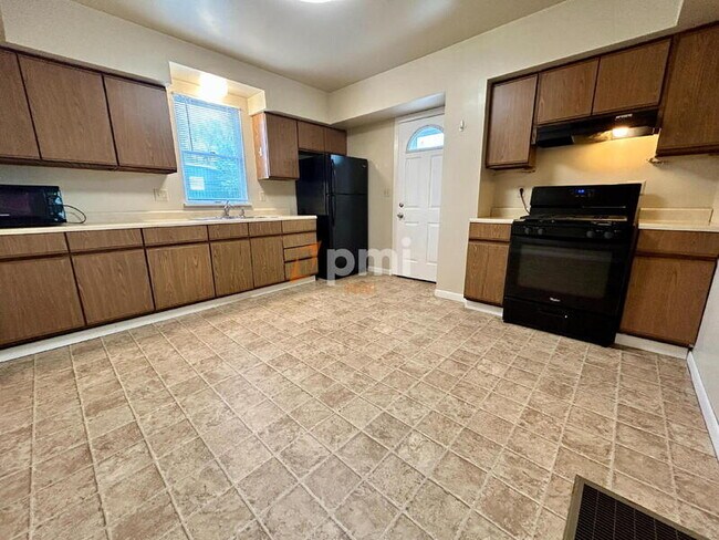 Building Photo - 1302 2nd St