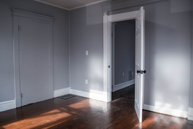 Building Photo - 19 Bassett St