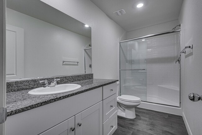 Building Photo - Like-new home with modern finishes and ope...