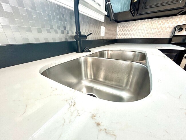 Building Photo - Well appointed 2 bed, 2.5 bath Townhouse Partial Utilities Included!