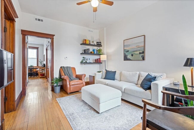 Building Photo - Beautiful 2BD/1BTH Apartment on Rice St!