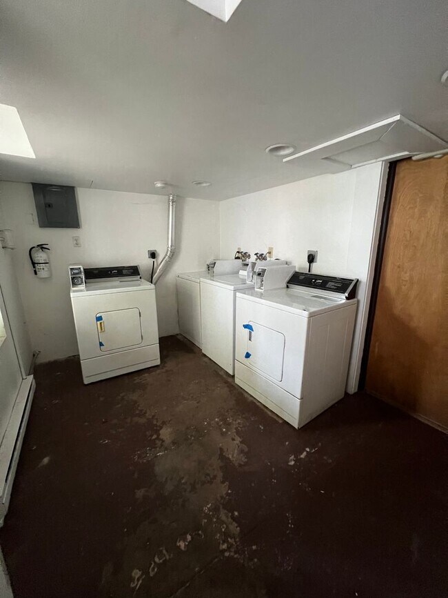 Building Photo - AVAILABLE JUNE - 4 Bed 1 Bath Townhome