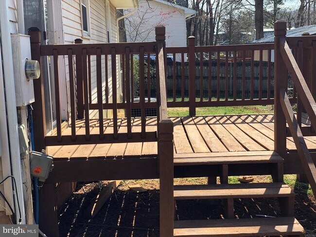 Building Photo - 104 Lark Ln