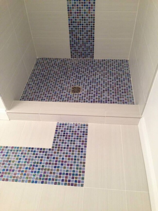 Building Photo - Platinum Quality Renovation in South Side Flats. Open Layout, Designer Kitchen, Huge Bathrooms. A/C!