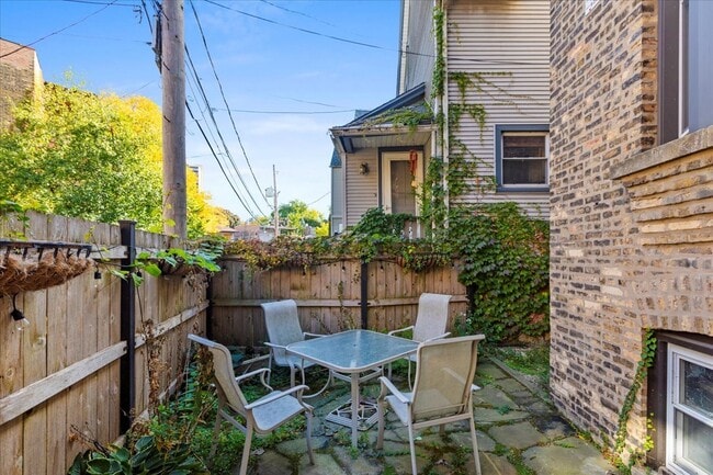 Building Photo - 1278 W Victoria St