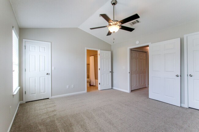 Building Photo - Enjoy this beautifully updated 3 Bed/3 Bat...