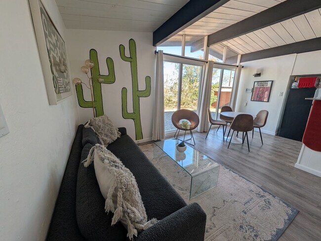 Building Photo - Adorable 2 bedroom 1 bathroom home