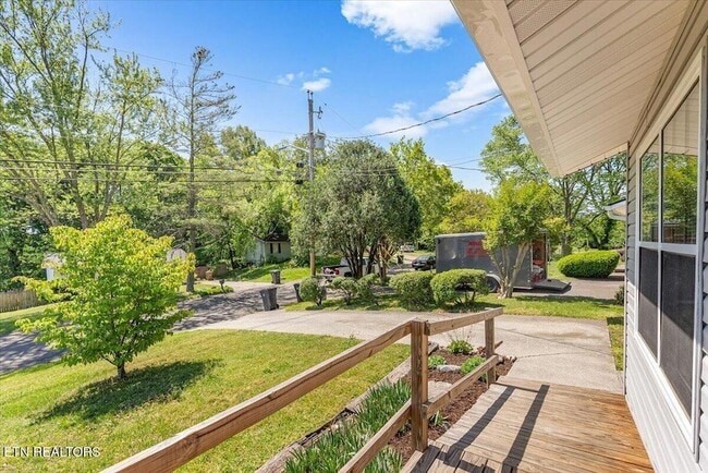 Building Photo - 5917 W Pine Ln