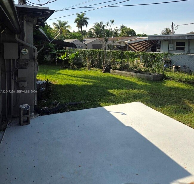 Building Photo - 6118 Royal Palm Blvd