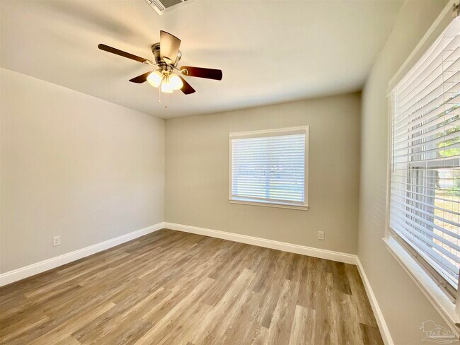 Building Photo - 402 Fairpoint Dr