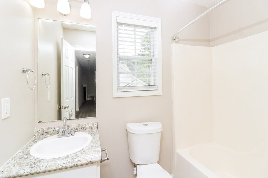 Building Photo - 425 River Trace Dr