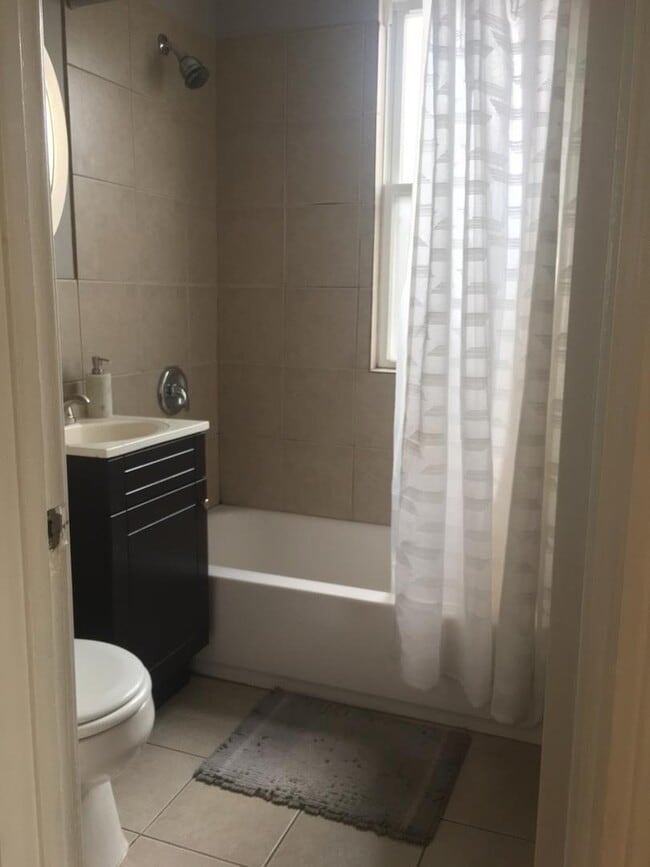 Building Photo - 1236 W Oakdale Ave