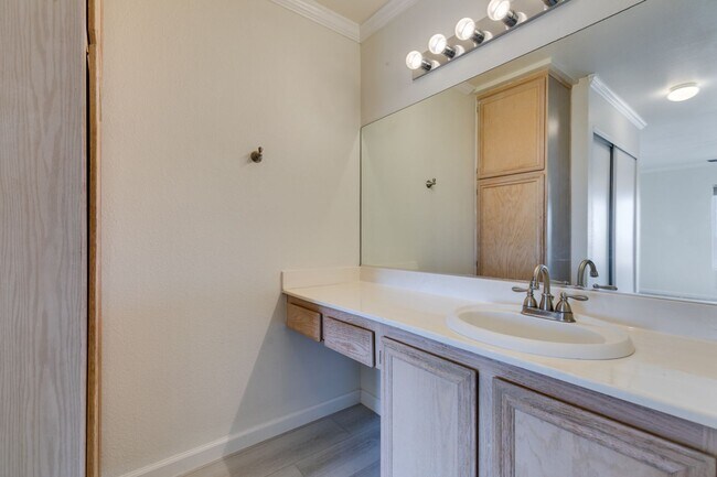 Building Photo - GORGEOUS 2 BEDROOMS UNIT*UPGRADED*TONS OF ...