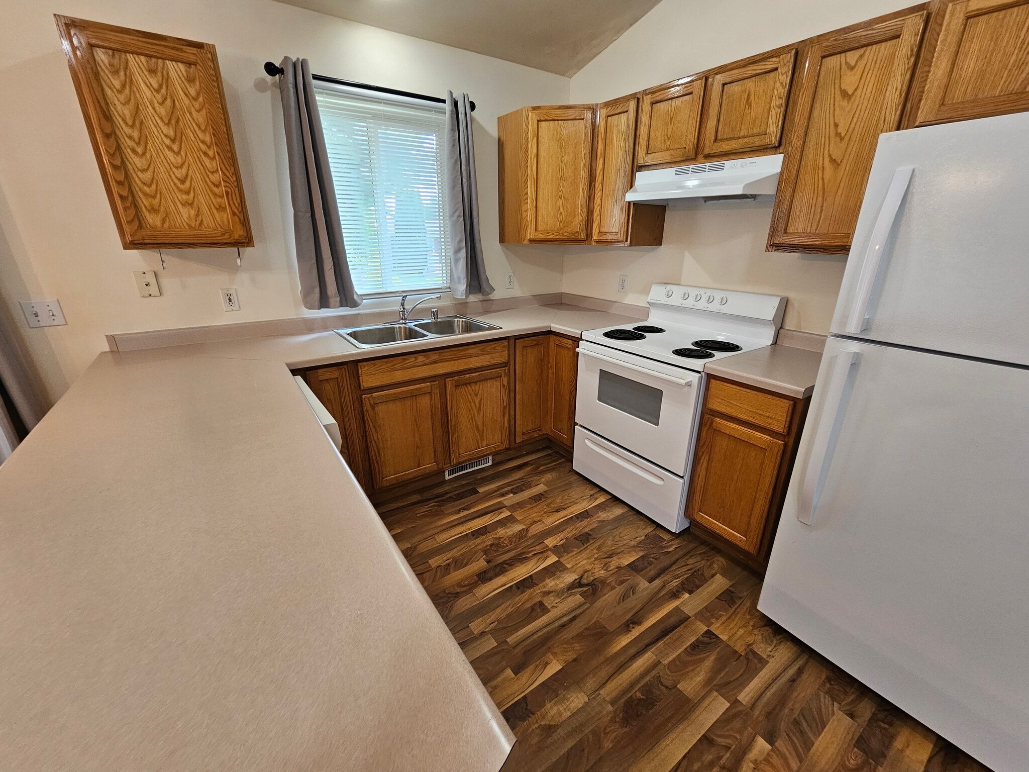 Kitchen - 609 Eagle Crest Ct