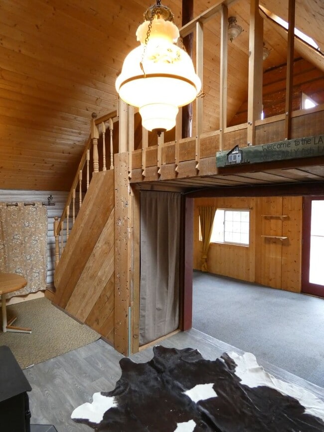 Building Photo - APPLICATION PENDING - **Charming Cabin**